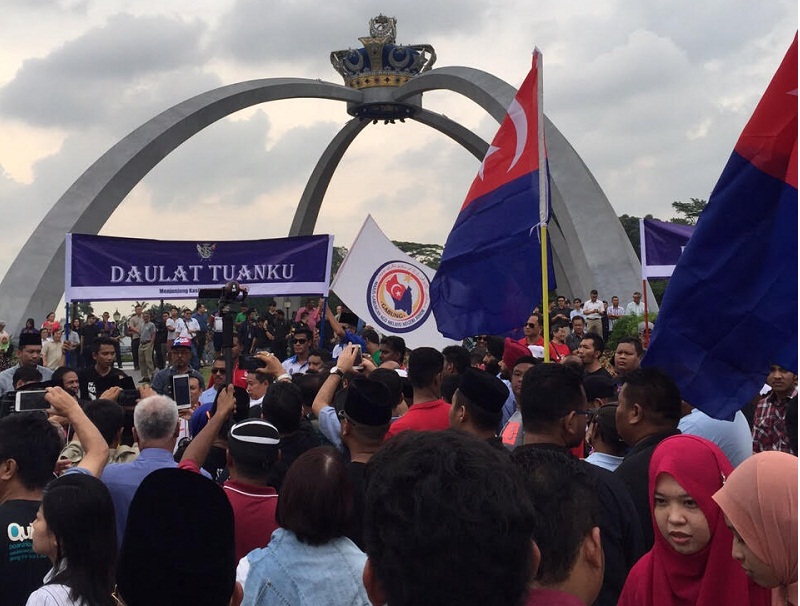A group gathers at the main door of the Serene Palace to rally in support for Johor Crown Prince Tunku Ismail Sultan Ibrahim, in his public spat with Culture and Tourism Minister Datuk Seri Nazri Aziz, Johor Bahru, June 16, 2015. —  Picture by Ainuddin Aliff