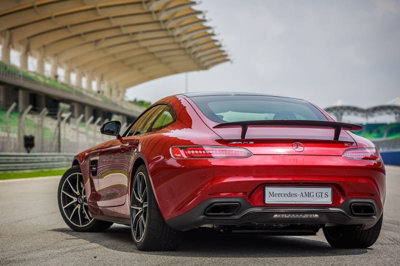 An intelligent mix of materials in its body construction, which consists of over 90 per cent aluminium on its weight-optimised spaceframe, sets the GT up with a balanced 47:53 front/rear weight distribution. 