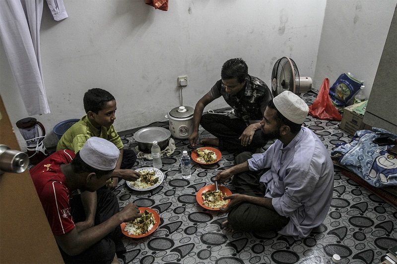 Muslim Rohingyas have their lunch at the Madrasah Muiin Al-Islam in Meru Klang, May 28, 2015. — Picture by Yusof Mat Isa 