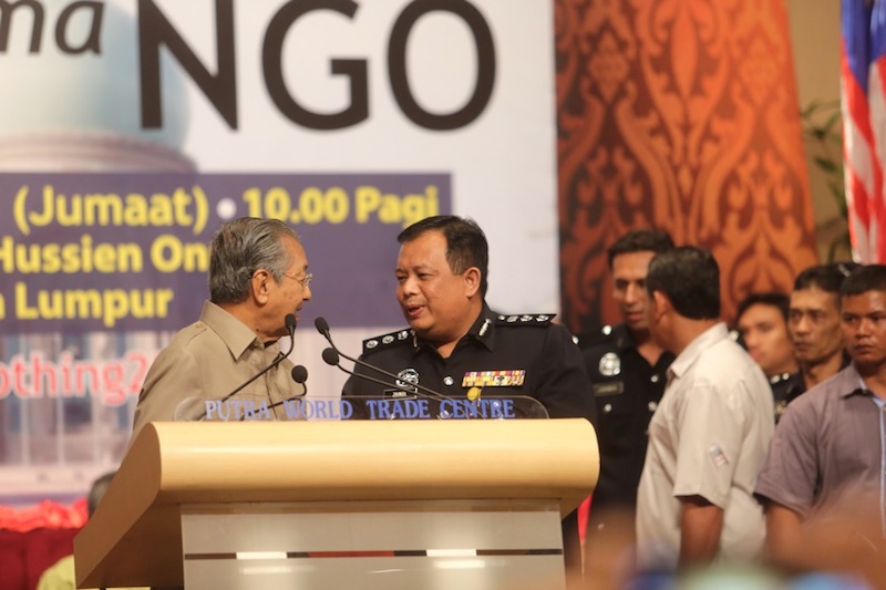 Police interfering as Dr Mahathir was adressing the Nothing2Hide forum at Putra World Trade Centre in Kuala Lumpur, June 5, 2015. — Picture by Choo Choy May 