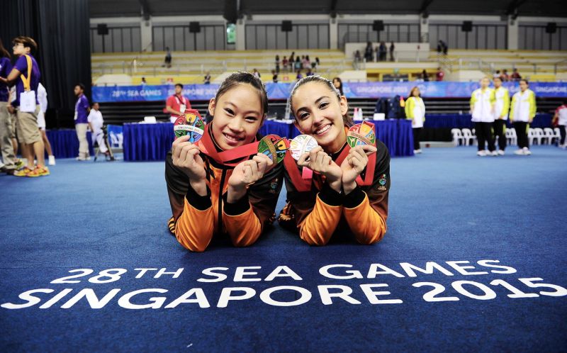 National gymnasts Tan Ing Yueh (left) and Farah Ann Abdul Hadi posing with their medals at the 28th SEA Games in Singapore, June 10, 2015. ― Bernama pic