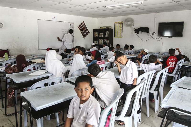 Students at one of the classrooms at the Knowledge Gerden Learning Centre for Myanmar Muslims in Seri Kembangan. ― Picture by Yusof Mat Isa