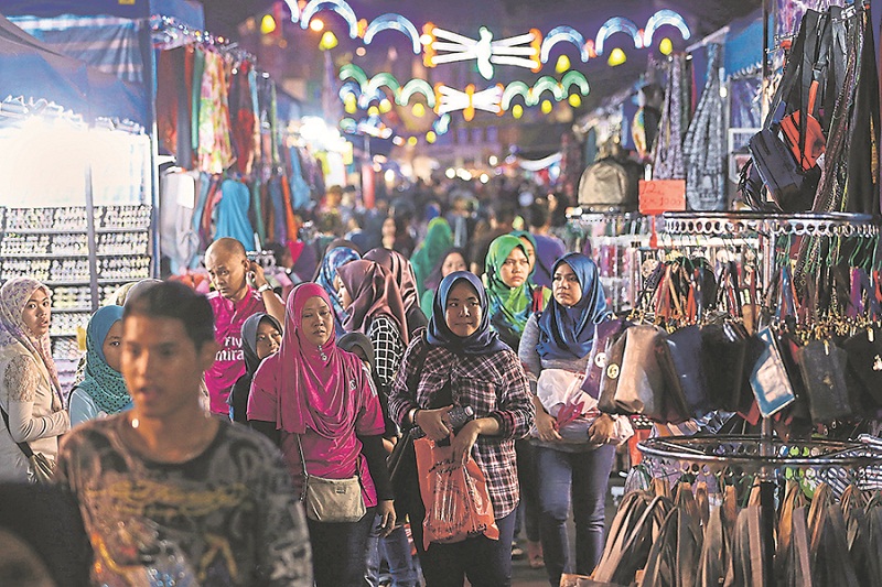 Consumers should not panic should the ringgit drop further but take measures to decrease unnecessary spending and consume more Malaysian made products, say consumer groups. u00e2u20acu201d Bernama pic