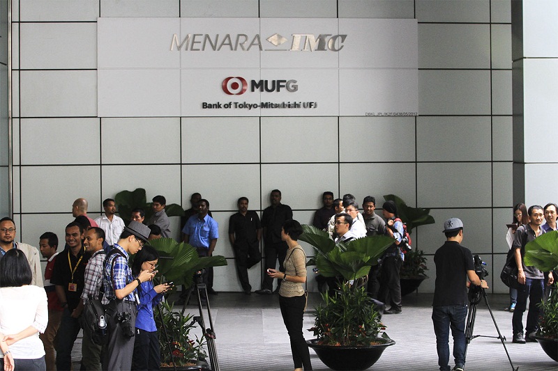 Reporters wait outside 1Malaysia Development Berhad's office in Kuala Lumpur, July 8, 2015. u00e2u20acu201d Picture by Yusof Mat Isan