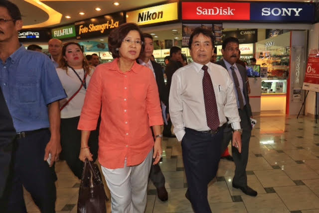 Tan Sri Joseph Kurup and MCA Wanita Chief Heng Seai Kie take a tour around Low Yat Plaza, Kuala Lumpur, July 13, 2015. u00e2u20acu201d Picture by Saw Siow Feng