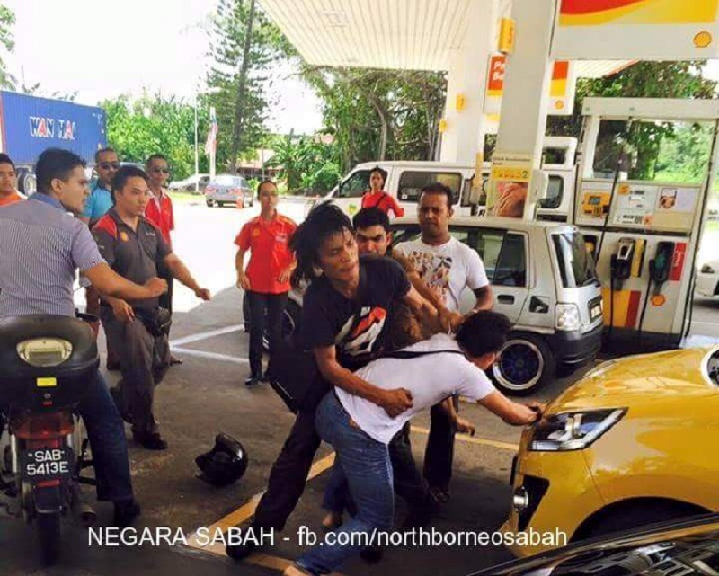A screen capture from Negara Sabah Facebook page showing several men brawling at a petrol station in Sabah. The page is no longer accessible to the public. 
