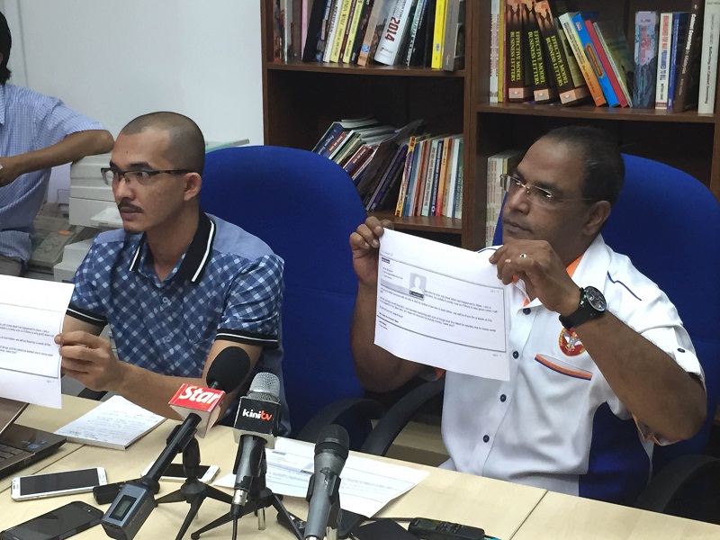 Pertubuhan Minda Dan Sosial President Ramesh Rao (right) and his aide show email evidence of conversation between Lester and Stephen. u00e2u20acu201d Picture by Kamles Kumar