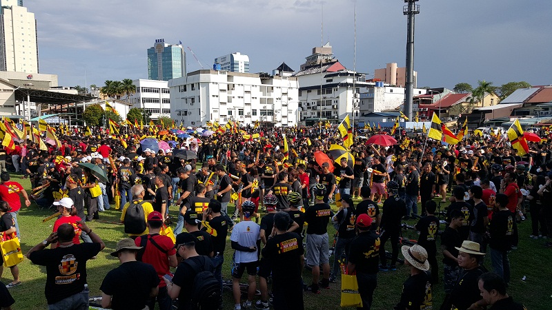 A large crowd turned up at the Freedom and Independence Walk at Song Kheng Hai Ground in Kuching.  — Picture by Sulok Tawie