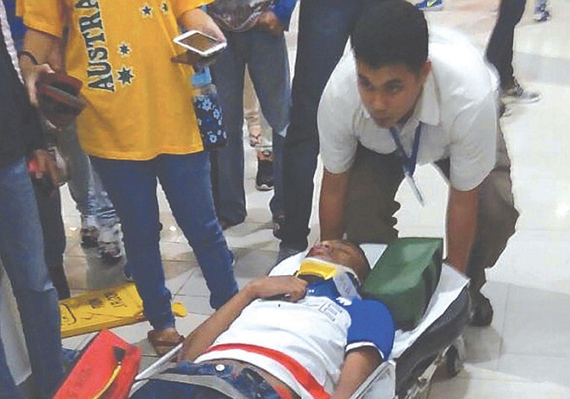Paramedics help out victims after a brawl took place at Wangsa Walk, Wangsa Maju. u00e2u20acu201d Picture by Malay Mail