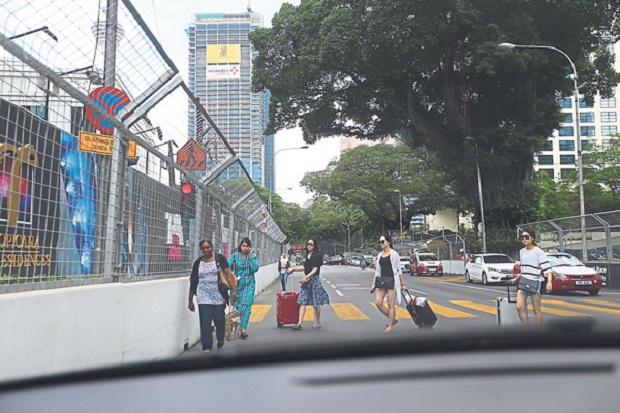 The only way to cross the road is to go through the Bukit Nanas Monorail station in Jalan Sultan Ismail. u00e2u20acu201d Pictures by Ahmad Zamzahuri