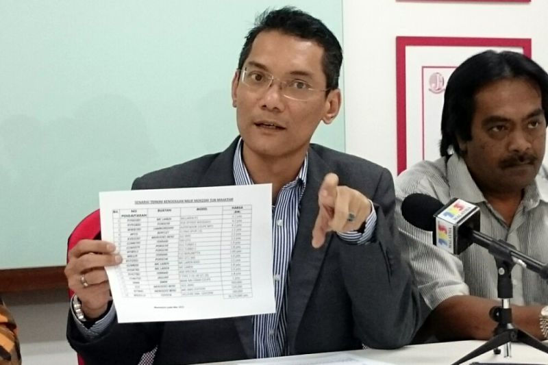 Jaringan Melayu Malaysia president Azwanddin Hamzah holding list of supercars allegedly owned by Tan Sri Mokhzani Mahathir. u00e2u20acu2022 Picture by Zurairi AR
