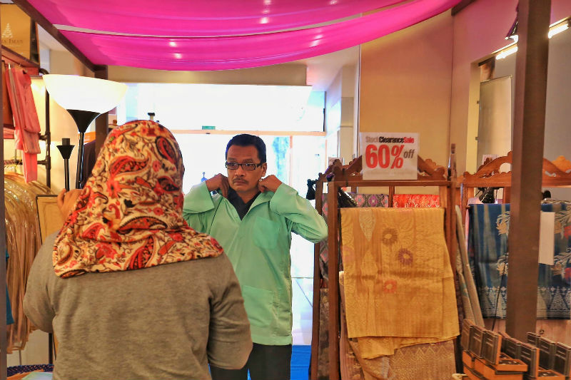 On the eve of Hari Raya Aidilfitri, last minute shoppers are attracted by discounted items on sale, July 16, 2015 at Suria KLCC in Kuala Lumpur. u00e2u20acu201d Picture by Saw Siow Feng 