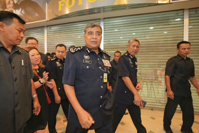 Inspector-General of Police Tan Sri Khalid Abu Bakar taking a tour around the IT Mall at Low Yat Plaza, Kuala Lumpur, July 13, 2015. u00e2u20acu201d Picture by Saw Siow Feng
