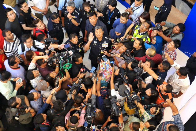 Reporters swarm around IGP Tan Sri Khalid Abu Bakar when he tours the IT mall at Low Yat Plaza, Kuala Lumpur, July 13, 2015. u00e2u20acu201d Picture by Saw Siow Feng