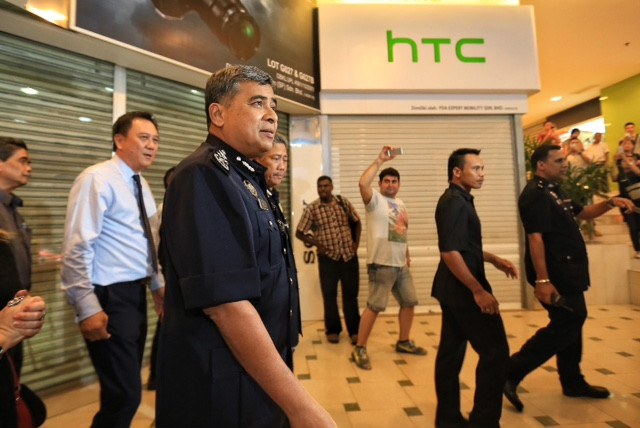 Inspector-General of Police Tan Sri Khalid Abu Bakar taking a tour around the IT Mall at Low Yat Plaza, Kuala Lumpur, July 13, 2015. u00e2u20acu201d Picture by Saw Siow Feng