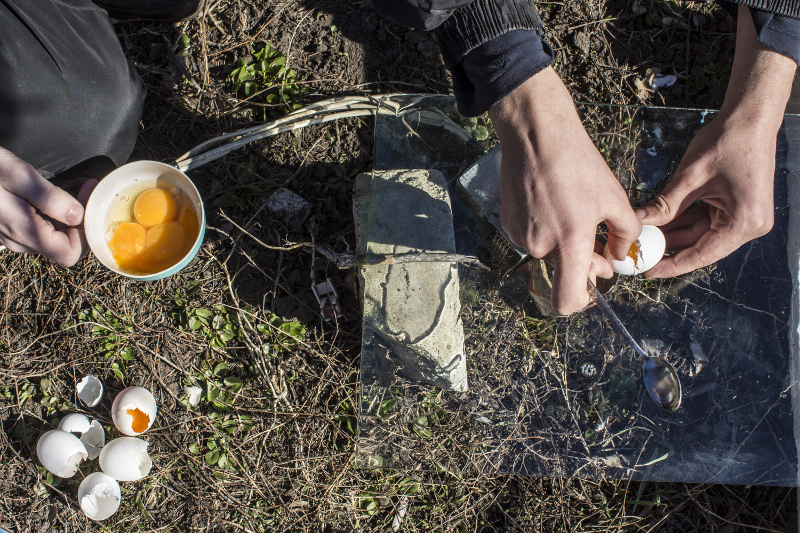 Aleks­andr Kryuk­ov and Pavel Pavlo­v known on YouTu­be as the do-it­-your­self scien­ce duo Kreos­an, prepa­re a scien­ce exper­iment in Luhan­sk, Ukrai­ne, March 16, 2015.