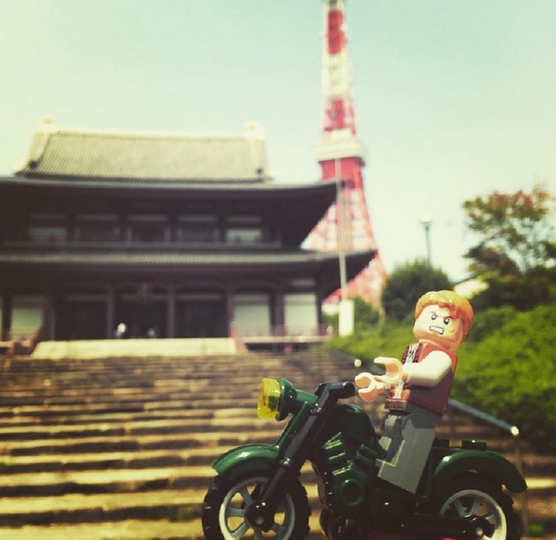 Chris Pratt brought along his u00e2u20acu02dcJurassic Worldu00e2u20acu2122 Lego figure on a globe-trotting press tour in Japan.