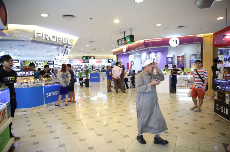 Shoppers are seen at Low Yat Plaza, Kuala Lumpur, July 19, 2015. u00e2u20acu201d Picture by Choo Choy May 