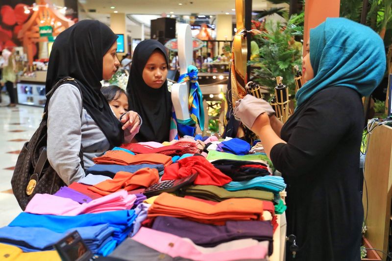 A few ladies shop for headscarves at the KLCC shopping mall, July 16, 2015. u00e2u20acu2022 Picture by Saw Siow Feng