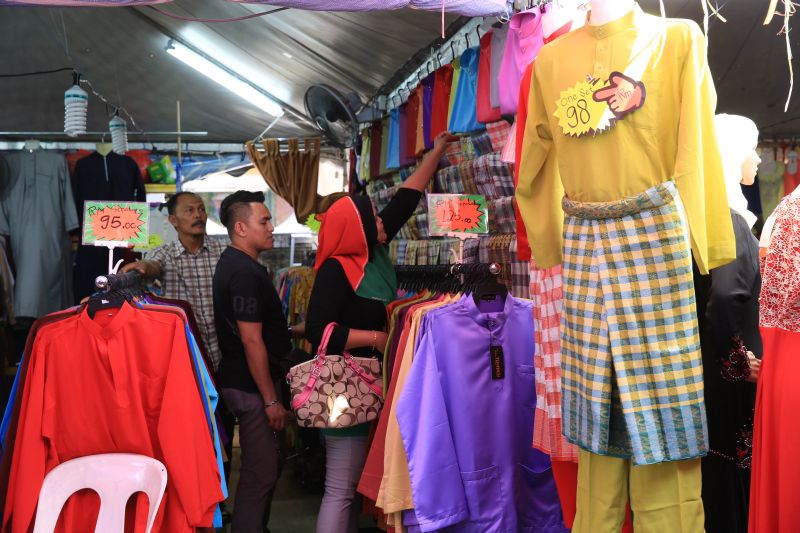 A clothes vendor at Jalan TAR in Kuala Lumpur. ― Picture by Saw Siow Feng