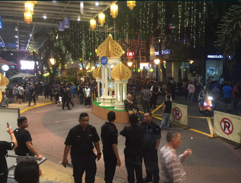 The scene outside Low Yat Plaza on the evening of July 12, 2015 u00e2u20acu201d Picture courtesy of Asyraf HighTech on Twitter