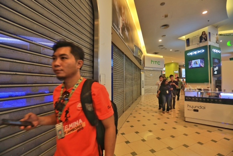 Customers at Low Yat Plaza, Kuala Lumpur, July 13, 2015.u00c2u00a0u00e2u20acu201du00c2u00a0 Picture by Saw Siow Feng