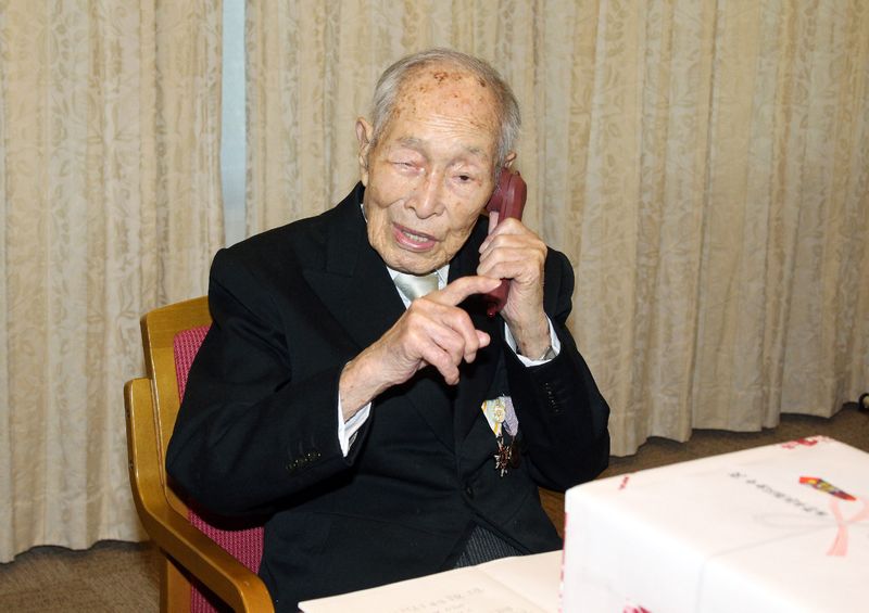 This picture taken on September 13, 2013 shows Sakari Momoi calling on the phone at a hospital in Tokyo. u00e2u20acu201d AFP pic