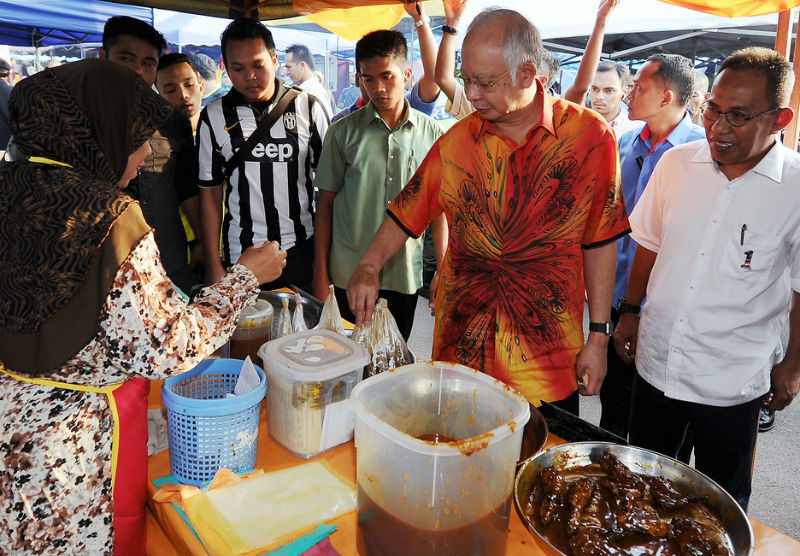 Prime Minister Datuk Seri Najib Razak (center) buying his favourite food when visiting the Ramadan Bazaar at Felda Chini, near Pekan, Pahang, July 12, 2015. u00e2u20acu201d Bernama pic