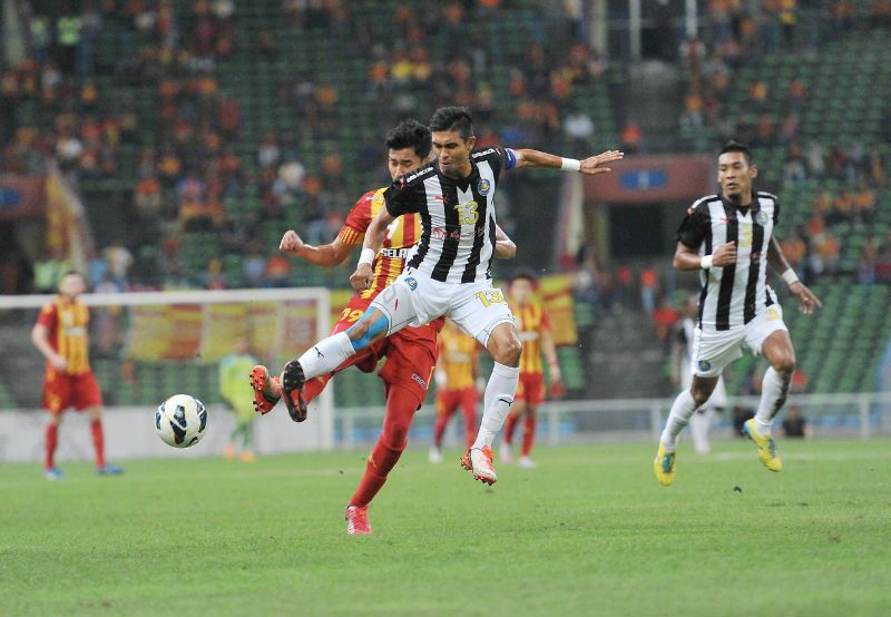 Pahang's Md Razman Roslan rushing for the ball followed closely by Selangor's Md Afiq Azmi (back) during their Super League match at Shah Alam Stadium July 4, 2015. u00e2u20acu201d Bernama pic