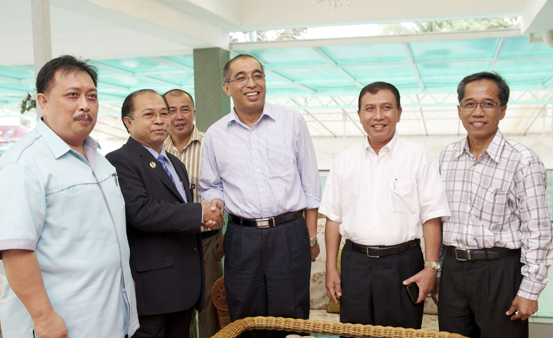 Datuk Seri Dr Mohd Salleh Said Keruak (centre) with Datuk Almain Ajirul (second right) and Nahsir Mansor (right) at a press conference in Kota Kinabalu, July 28, 2015. u00e2u20acu201d Bernama pic