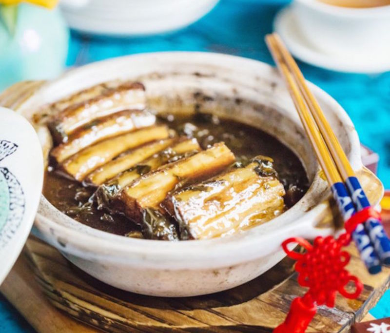 Braised pork belly with preserved vegetables in claypot. u00e2u20acu201d TODAY pic
