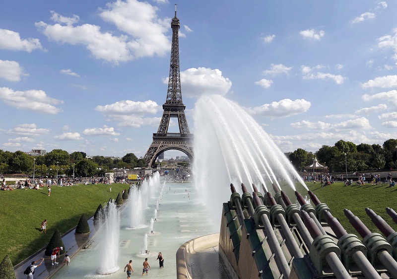 Tourists cool off in the fountains across the river from the Eiffel Tower on a warm summeru00e2u20acu2122s day in Paris, France, August 22, 2015. u00e2u20acu201d Reuters pic