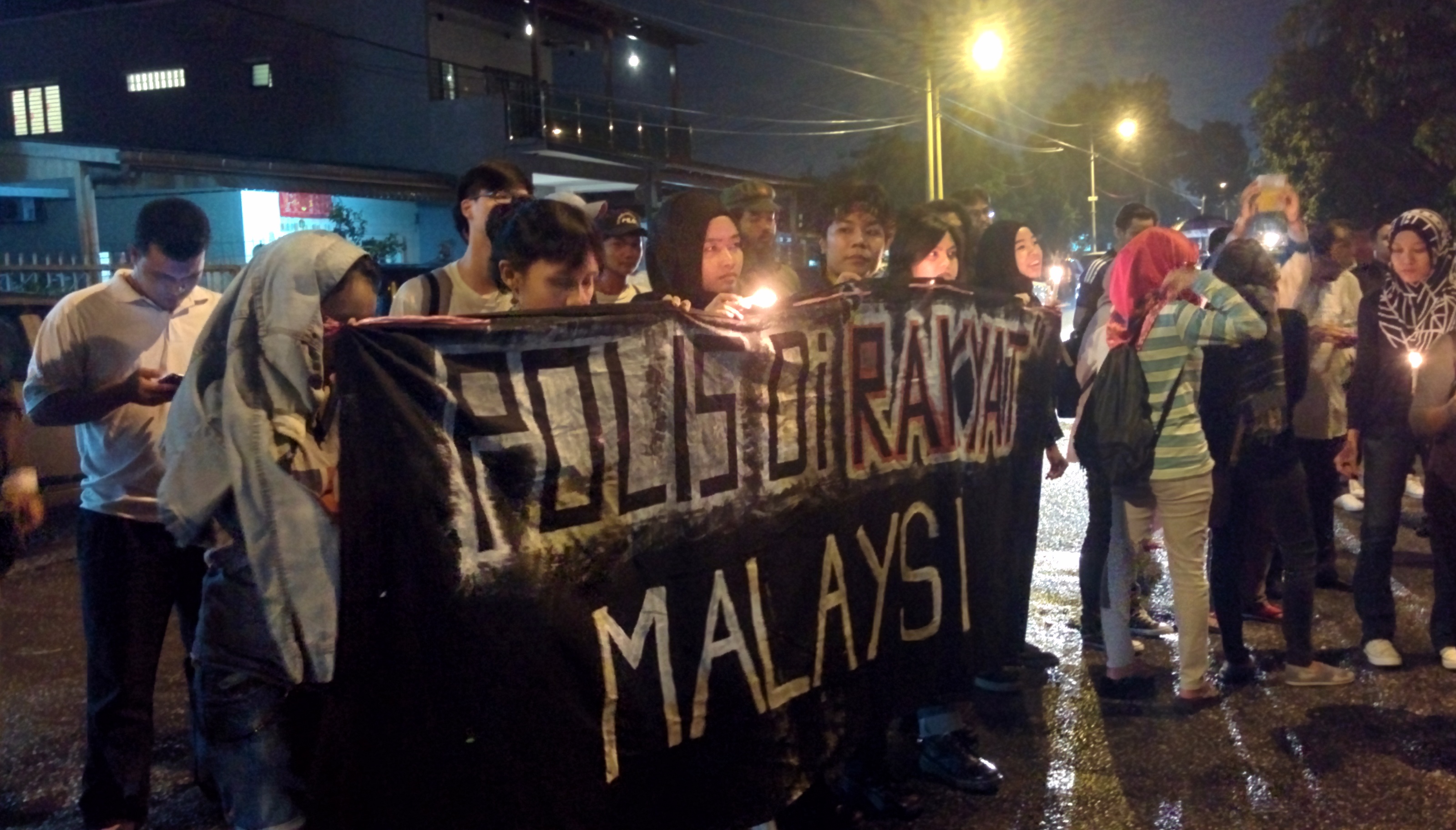 Supporters holding up a banner that reads u00e2u20acu02dcPolis Dirakyat Malaysiau00e2u20acu2122 outside the Jinjang Lockup, in Kuala Lumpur, August 1, 2015. u00e2u20acu201d Picture by Mayuri Mei Lin