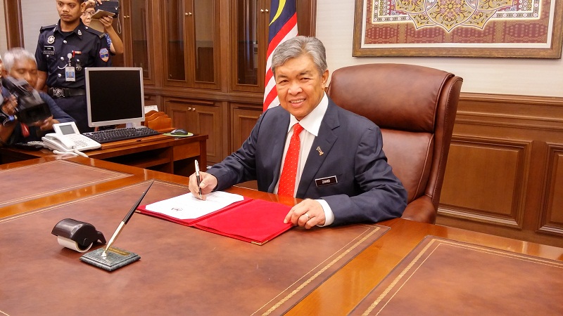 Datuk Seri Ahmad Zahid Hamidi signing papers after clocking in as the new deputy prime minister in Putrajaya, August 3, 2015. u00e2u20acu201d Picture by Yiswaree Palansamy