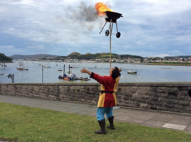 Russel Erwood balanced a blazing barbecue on a wooden pole down by the quayside in Conwy, north Wales, a stunt dubbed ‘The Burning Brushes of Beelzebub’. — AFP pic