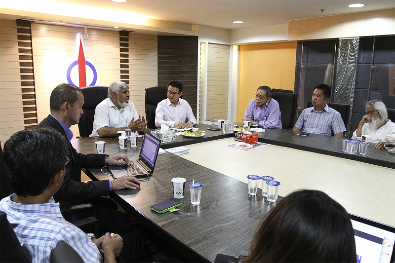 Tunisian Islamist leader Said Ferjani (third from left) met with DAP leaders today to share his experience in Ennahda and to offer his views on post-Islamist politics. — Picture by Yusof Mat Isa 