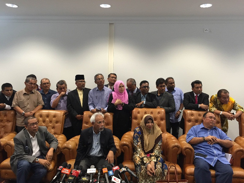 Barisan Nasional Backbenchers Club (BNBBC) chairman Tan Sri Shahrir Samad (seated, second from left) having a press conference in Parliament, Kuala Lumpur, August 18, 2015. u00e2u20acu201d Picture by Kamles Kumar
