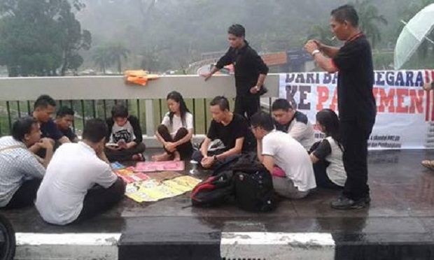 About 10 students were gathered at the gates of Parliament despite the rain and have pledged continue with the #OccupyParliament movement well-beyond this weekendu00e2u20acu2122s Bersih 4 rally. u00e2u20acu201d Picture courtesy of Fahmi Zainol