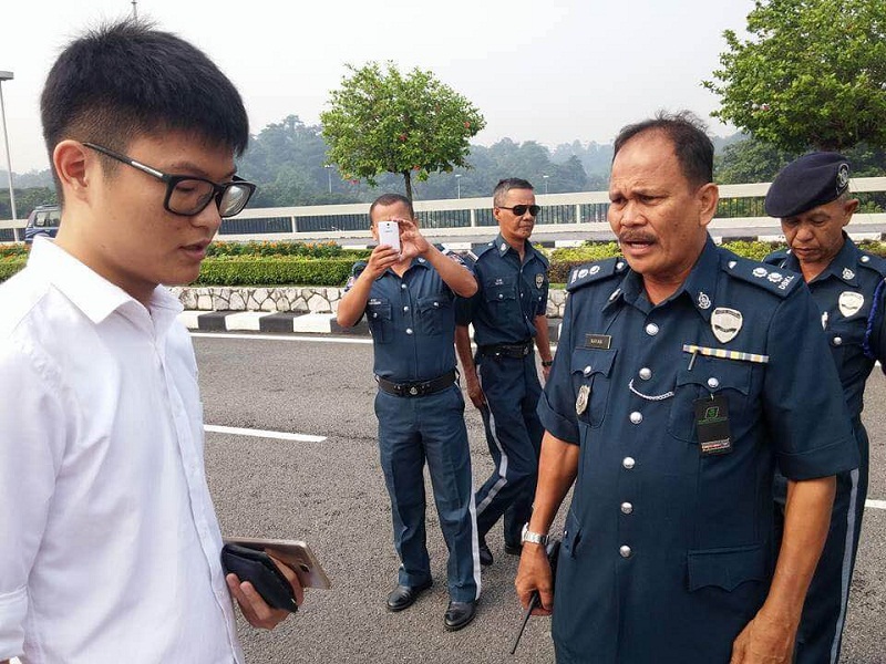 DBKL authorities asking students to pack up and leave at #OccupyParliament, u00e2u20acu201d Picture courtesy of KESATUAN Mahasiswa