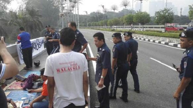 The students began their protest yesterday afternoon, braving the heavy rain which poured throughout the night. — Picture courtesy of KESATUAN Mahasiswa
