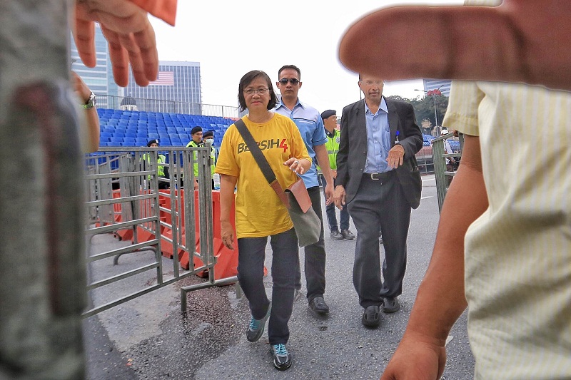 Bersih 2.0 chairman Maria Chin Abdullah (centre) at the Bersih 4 rally in Kuala Lumpur, August 30, 2015. —Picture by Saw Siow Feng 