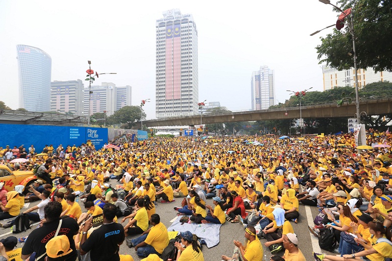 Bersih 4 participants sit on the streets despite the haze in Kuala Lumpur, August 30, 2015. u00e2u20acu201d Picture by Saw Siow Feng