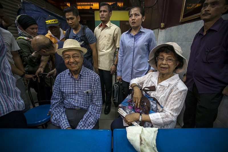 Former Prime Minister Tun Dr Mahathir Mohamad smiles as he sits next to his wife Tun Dr Siti Hasmah after speaking to the media near Central Market in Kuala Lumpur, August 30, 2015. u00e2u20acu201d Reuters pic