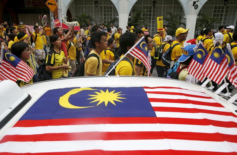 Bersih supporters pass a taxi decorated with Malaysian flags as they march towards Dataran Merdeka in Kuala Lumpur August 29, 2015. u00e2u20acu201d Reuters pic