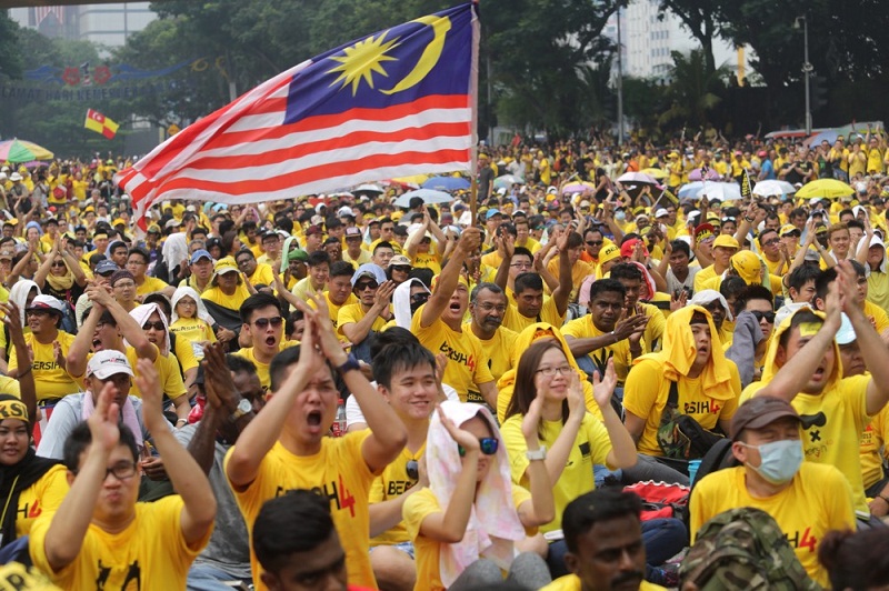 participants wave the Malaysian flag and cheer during the Bersih 4 rally in Kuala Lumpur, August 30, 2015. u00e2u20acu201d Picture by Choo Choy May