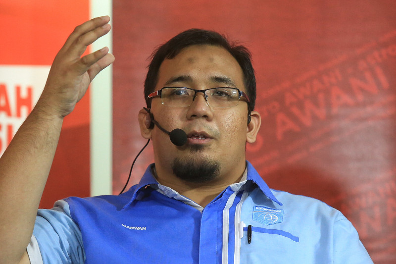 Ikram Siswa President Marwan Abdullah speaks at the 'Wacana Sinar: Kuasa Politik Baharu: Apa Anak Muda Mahu' forum in Shah Alam, August 17, 2015.