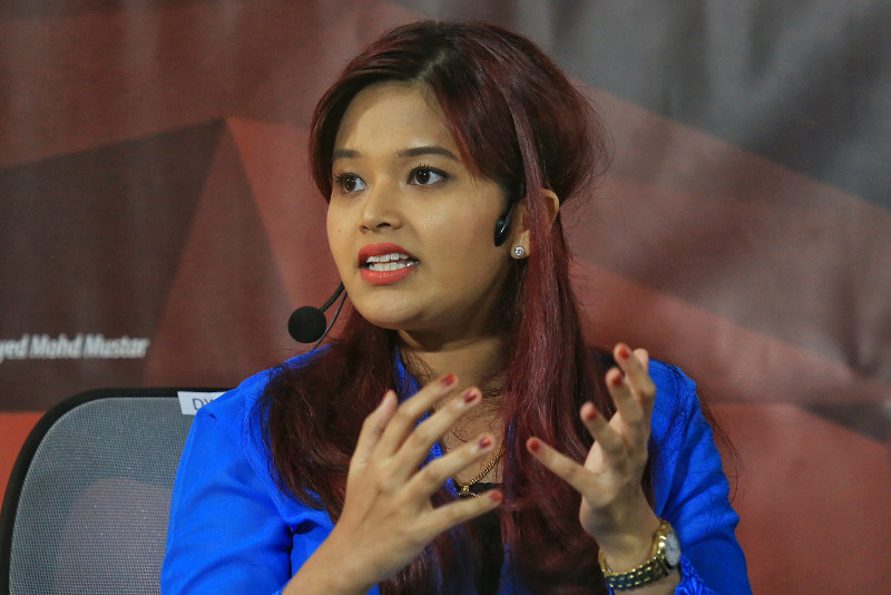 DAP's Dyana Sofya Mohd Daud speaks at the 'Wacana Sinar: Kuasa Politik Baharu: Apa Anak Muda Mahu' forum in Shah Alam, August 17, 2015. u00e2u20acu201d Picture by Saw Siow Fengn
