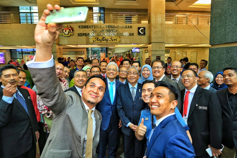 The handing over of duties by former Domestic Trade, Cooperatives and Consumerism Minister Datuk Seri Hasan Malek to the new minister, Datuk Hamzah Zainuddin, August 6, 2015.u00e2u20acu201du00c2u00a0Picture by Saw Siow Feng