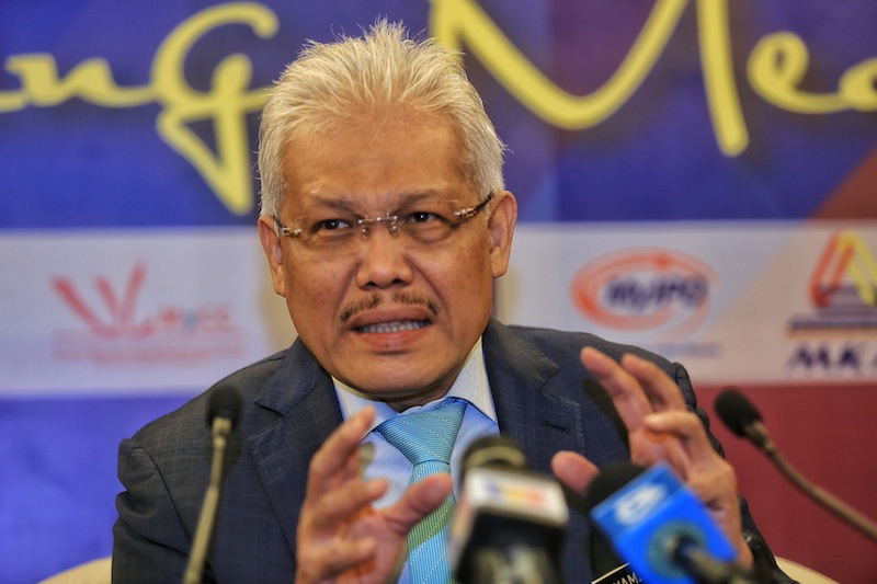 The handing over of duties by former Domestic Trade, Cooperatives and Consumerism Minister Datuk Seri Hasan Malek to the new minister, Datuk Hamzah Zainuddin, August 6, 2015.u00e2u20acu201du00c2u00a0Picture by Saw Siow Feng