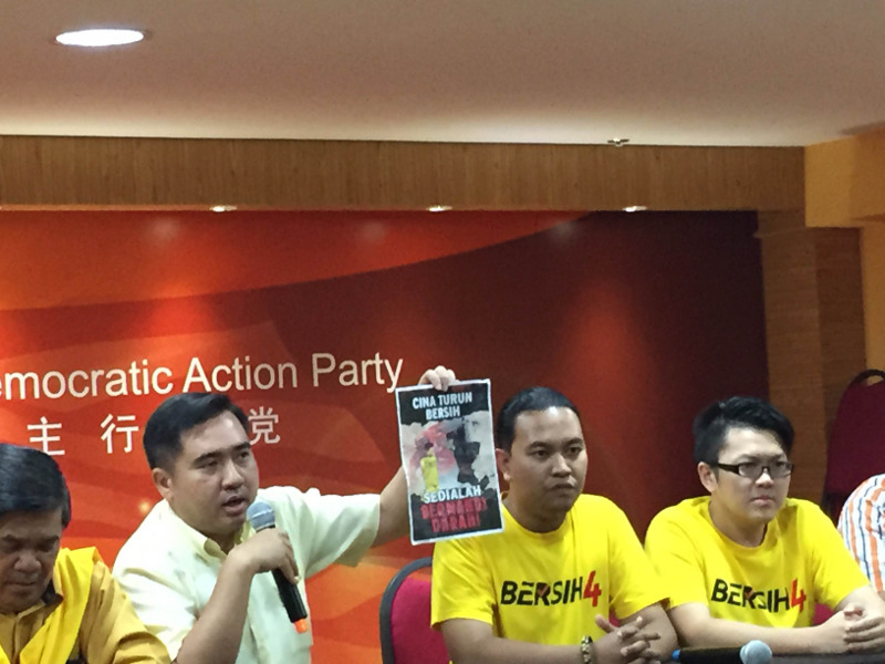 DAPu00e2u20acu2122s Anthony Loke showing a poster that threatened Chinese participants of the coming Bersih 4 rally, at party headquarters, August 28, 2015. u00e2u20acu201d Picture by Kamles Kumar